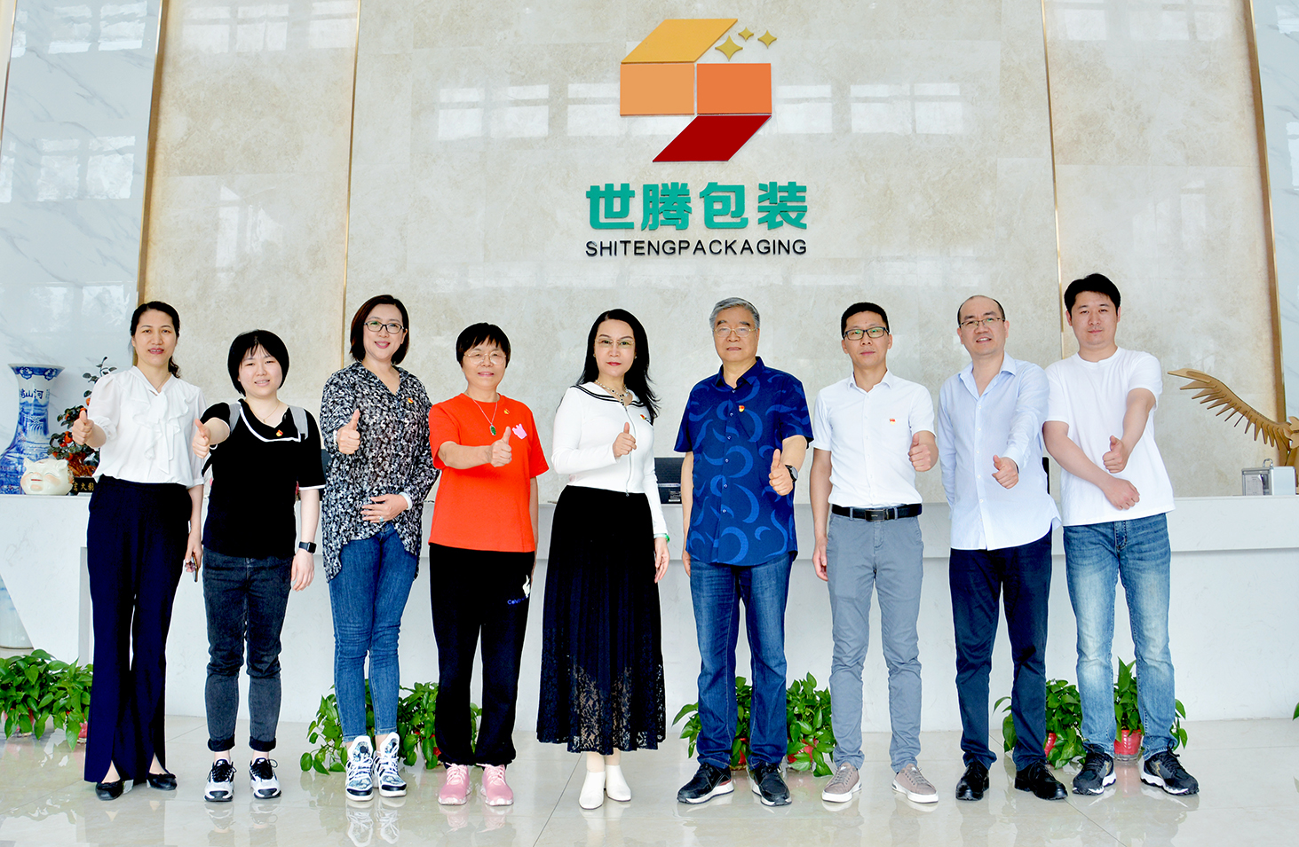 “中國包裝聯合會包裝印刷與標簽專業委員會”主任委員許文才教授一行蒞臨廣東世騰考察交流